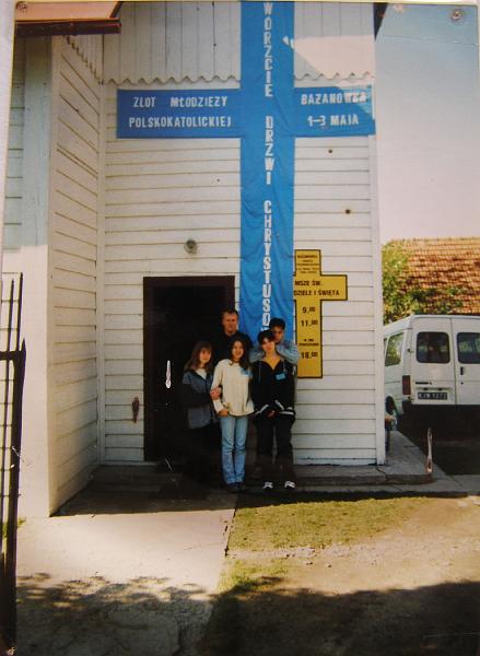 parafia polskokatolicka 1_90.jpg - Rok 1998. Zlot Młodzieży Polskokatolickiej w Bażanówce. Z parafii byli tam:  Witold Krężałek,  Urszula Solińska,  Aneta Szydło,  Agnieszka Śliwińska, Sebastian Kasprzyk